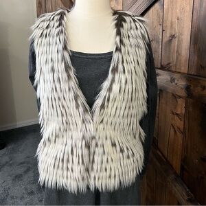 Stylish Faux Fur Vest Dor Dor Conture Great Condition